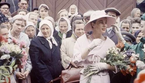 Первый показ мод Кристиана Диора в Москве (журнал Life, 1959 г.). Внешний вид французских манекенщиц вызывает у советских женщин ощущение шока. Первый показ мод Кристиана Диора в Москве (журнал Life, 1959 г.). Внешний вид французских манекенщиц вызывает у советских женщин ощущение шока.