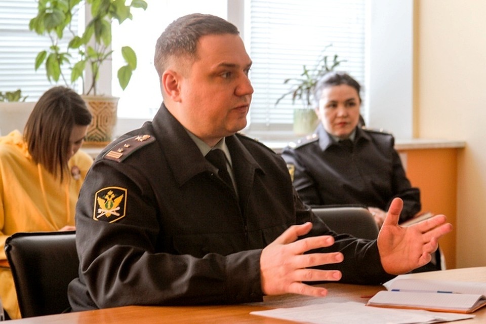 Приставы уфа долг. Приставы. Судебные приставы в испании. Приставы уфа долг. Канцелярша.