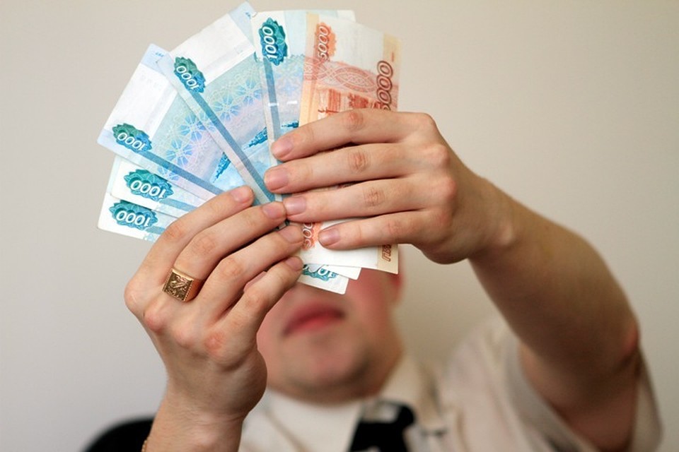 Более миллиона рублей. Отсчитывает деньги. Человек с фальшивыми деньгами. Человек пересчитывает деньги. Считает деньги рубли.