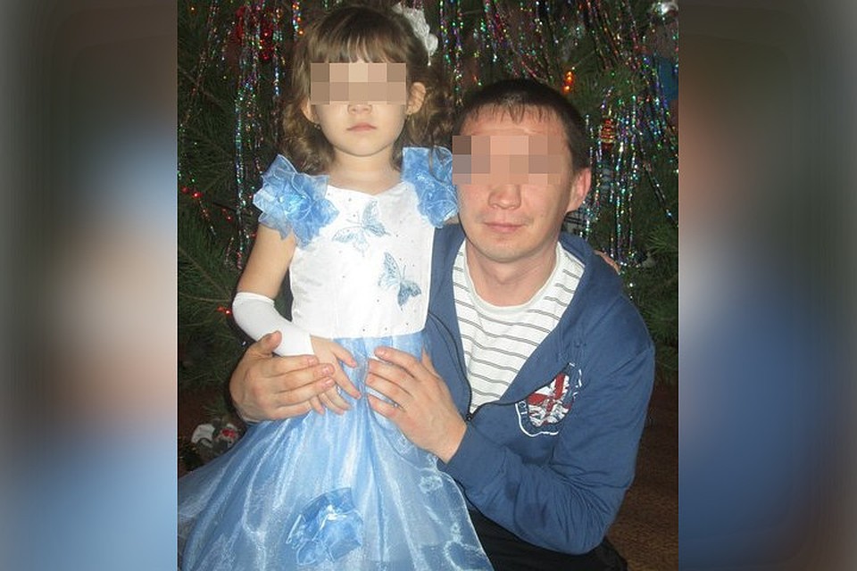 Жестокэ избиение детей. Дети с родителями алкашами. Маленький мальчик тащит мертвого папу. Мама тащит ребенка. Маленький мальчик тащит мертвого папу.