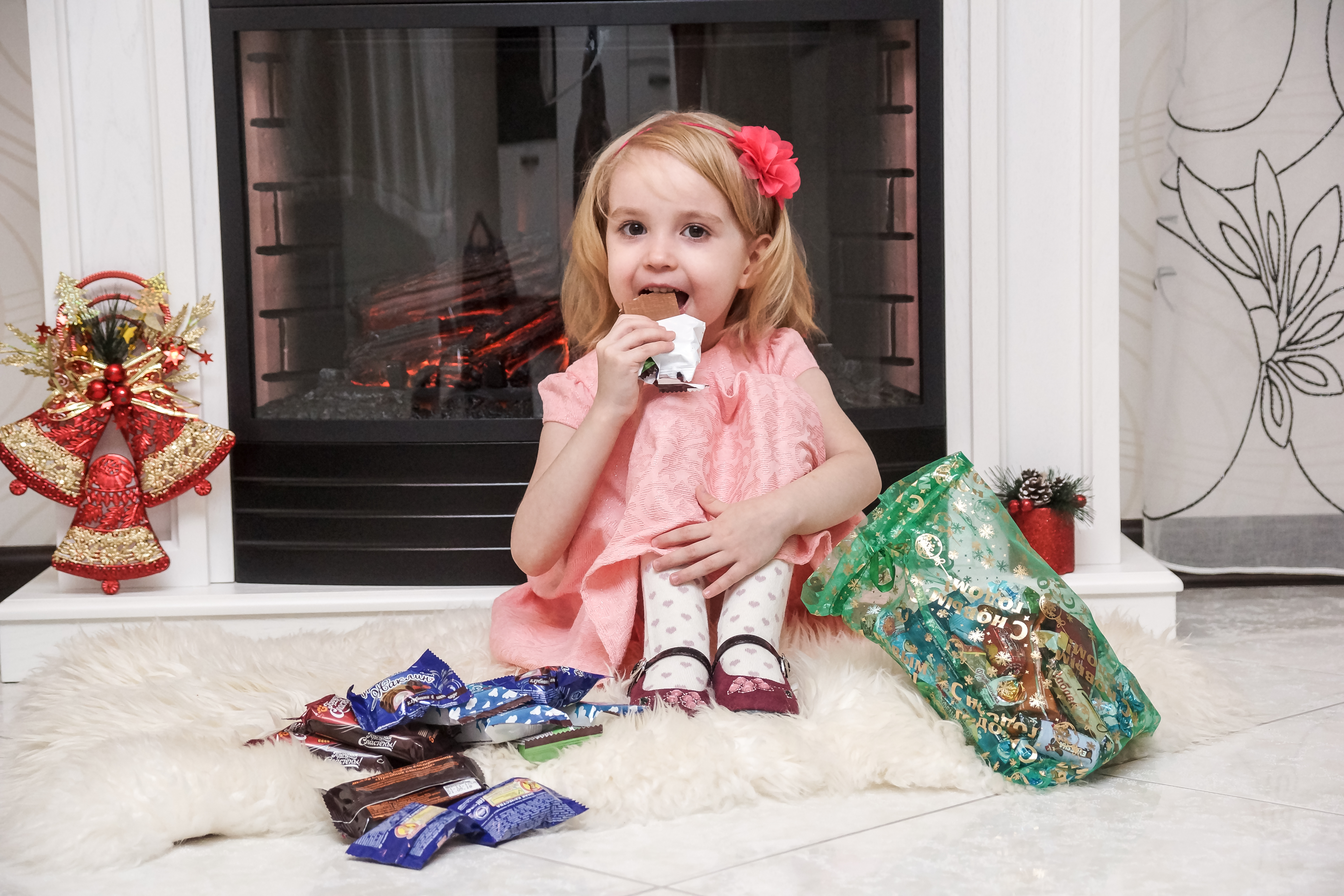 дети под елкой с подарками конфетными. сладкие подарки на новый год детям. шоколад россия новогодний. новогодние подарки для детей сладкие. подготовка подарков на новый год.